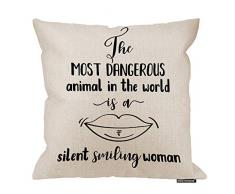 HGOD Designs Kissenbezug mit Zitat The Most Dangerous Animal in the World is A Silent Lächelnder Frau, Baumwolle / Leinen, Polyester, Dekoration, Sofa, Schreibtisch, Stuhl, Schlafzimmer, 40,6 x 40,6 cm 18x18inch A4-0100