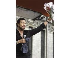 Posterazzi Lionel Richie mit einem Blumenstrauß auf der Bühne, Fotodruck, 24 x 30 cm