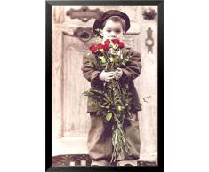 Buyartforless Arbeit Gerahmter Junge mit roten Rosen von Kim Anderson, 36 x 24 cm, Kunstdruck, niedliche Kinder mit Blumen, Romantik, Schwarz und Weiß