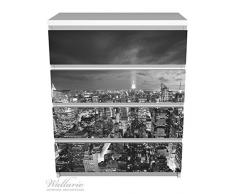 Wallario Möbelfolie/Aufkleber, geeignet für IKEA Malm Kommode - New York bei Nacht - Panoramablick über die Stadt - schwarzweiß mit 4 Schubfächern
