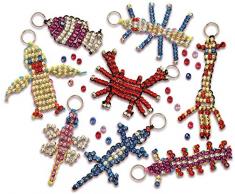 Lena 42690 - Bastelset für 8 Maskottchen, Komplettset mit 740 metallicfarbenen Fädelperlen, schwarzem Kordelband, 8 Schlüsselringen und Anleitung, Set zum Glücksbringer basteln für Kinder ab 6 Jahre