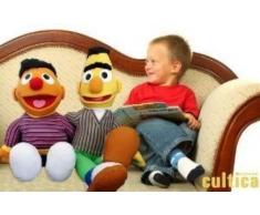 Original Sesamstraße XXL Figuren Sesamstraße Ernie und Bert Best Friends Set enthält beide riesen Puppen in XXL Original Lizenz Großfiguren Sammler Sensation Ernie 0,7 Meter x 0,45 Meter Bert 0,8 Meter x 0,35 Meter groß