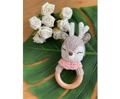 WOELKCHEN DESIGN - Reh Baby Rassel, Holz Greifling mit Strick, gehäkelt Rehkitz, Junge und Mädchen, Geschenk zur Geburt