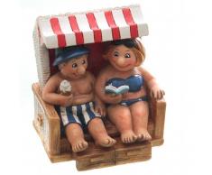 Dio Fröhliches Urlauberpaar im Strandkorb mit Eis und Buch