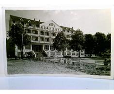 Kühlungsborn. Seltene Ak. Kreiskrankenhaus und Poliklinik. Parkpartie, Gebäudeansicht, Personen, Parkbänke