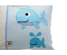 Glückspilz Namenskissen Babykissen I Wal Fisch I Blau I mit Namen personalisiert I Geschenk zu Geburt, Taufe oder Geburtstag I verschiedene Größen (25 x 35 cm)