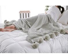 Icegrey Kuscheldecke Mit Pompons Handgefertigt Gestrickt Tagesdecke TV Decke Für Sofa Bett Zimmer Plüsch Strickdecke Mit Pompom Grau 150x200cm
