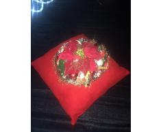 Weihnachtliches Gesteck auf rotem Kissen