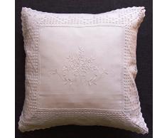 fashion and joy Kissenhülle aus schöner Landhaus Serie Stickerei mit Häkelspitze in weiß Kissen gehäkelt & bestickt Country Chic Typ368