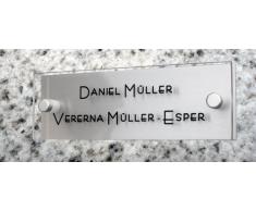 GravUp Modernes Türschild/Namensschild a1 - Plexiglas/Acrylglas SOFORTGRAVUR + VORSCHAU: 1 oder 2 Zeilen Gravur inklusive design by 2er Set Edelstahl V2A Zierkappen + Gewinderingen.