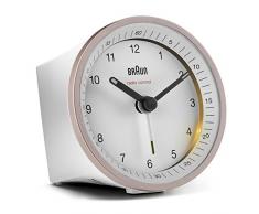 Klassischer analoger Funkwecker von Braun für die Mitteleuropäische Zeitzone (MEZ/GMT+1) mit Schlummerfunktion und Beleuchtung, ruhigem Uhrwerk, Crescendo-Alarm in Weiß und Rose, Modell BC07PW-DCF