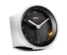 Klassischer analoger Funkwecker von Braun für die Mitteleuropäische Zeitzone (MEZ/GMT+1) mit Schlummerfunktion und Beleuchtung, ruhigem Uhrwerk, Crescendo-Alarm in Weiß und Schwarz, Modell BC07WB-DCF