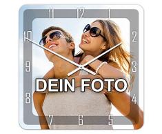 PhotoFancy® - Uhr mit Foto Bedrucken - Quadratische Fotouhr aus Kunststoff - Wanduhr mit eigenem Motiv selbst gestalten (35 x 35 cm, Design: Klassisch schwarz/Zeiger: weiß)