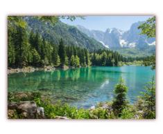 XXL Poster 100 x 70cm (S-816) Klarer Gebirgssee umgeben von Nadelwald, im Hintergrund mit imposanten schneebedeckten Gebirgsmassiven (Lieferung gerollt!)