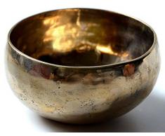 BUDDHAFIGUREN Klangschale handgedengelt 600 g - 650 g mit Zubehör 3teilig