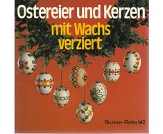 Ostereier und Kerzen mit Wachs verziert.