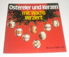 Ostereier und Kerzen mit Wachs verziert. Brunnen-Reihe 142.