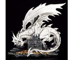 Große weiße Drachen Figur bewacht Schatztruhe