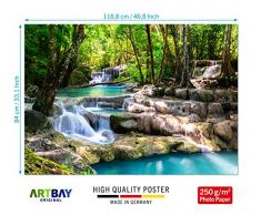 ARTBAY Tropischer Wasserfall im Wald - Poster XXL - 118,8 x 84 cm | Zauberhafter Wasserfall in Einem von Sonne durchfluteten Wald, Thailand | Natur Poster | Premium Qualität