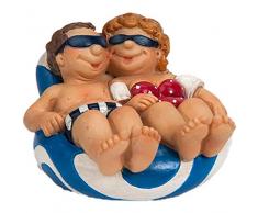 Fröhliches Urlauberpaar auf einer Luftmatratze als Dekofigur