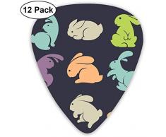 Gitarren-Plektren - 12er Pack, pastellfarbene, mollige Hasenfiguren in verschiedenen Positionen auf dunklem Hintergrund, für E-Bass-Akustikgitarre