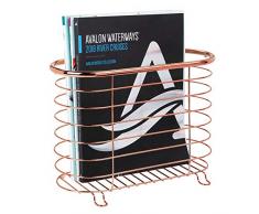 mDesign freistehender Zeitungshalter fürs Badezimmer – schöner Zeitschriftensammler aus Metall – schickes Badzubehör für Zeitungen, Magazine, Bücher und Co. – rotgold