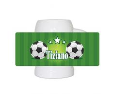 Fußball-Bierkrug mit Namen Tiziano und schönem Motiv mit Fußbällen und grünem Hintergrund für Männer - Fan-Bierkrug personalisiert - Deutschland-Krug - Bierhumpen