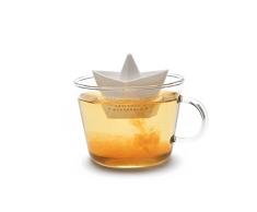 Ototo Teesieb in Form eines Papierschiffchens, weiß, 4,5 x 6,5 x 4 cm.