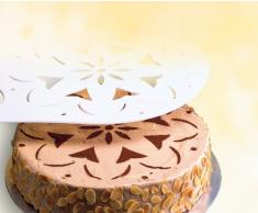 Kaiser Pâtisserie Kuchenheber/ Dekorschablone mit Aufhängeöse, 37 cm, Tortenheber mit abgeflachtem Rand, attraktives Kuchen-Dekor