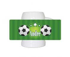 Fußball-Bierkrug mit Namen Andre und schönem Motiv mit Fußbällen und grünem Hintergrund für Männer - Fan-Bierkrug personalisiert - Deutschland-Krug - Bierhumpen