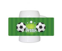 Fußball-Bierkrug mit Namen Dennis und schönem Motiv mit Fußbällen und grünem Hintergrund für Männer - Fan-Bierkrug personalisiert - Deutschland-Krug - Bierhumpen