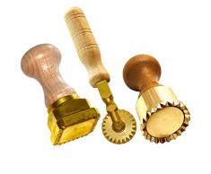 LaGondola SET: 1 professioneller Ravioli Stempel 45x55 mm, 1 runder professioneller Tortellini Stempel 50 mm Durchmesser und 1 professionelles Teigrädchen sternförmig aus Messing und Naturholz.