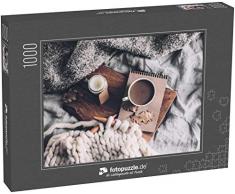 fotopuzzle.de Puzzle 1000 Teile Tasse Kaffee und Kerze auf rustikalem Holzbrett im gemütlichen Bett mit Decke