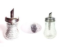 Zuckerstreuer,Zuckerdosierer aus Glas + Zucker farbig silber