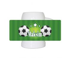Fußball-Bierkrug mit Namen Maksim und schönem Motiv mit Fußbällen und grünem Hintergrund für Männer - Fan-Bierkrug personalisiert - Deutschland-Krug - Bierhumpen