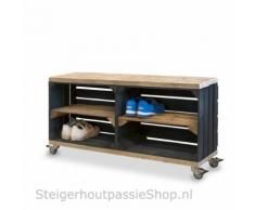 Home & Styling Schuhschrank aus Obstkisten schwarz mit altem Regalbrett lange