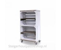 Home & Styling Schrank hoch aus Obstkisten weiß mit einem altem Regalbett lang