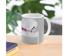 Kronleuchter, Bücher und Make-up Tasse
