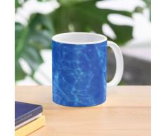 Sich hin- und herbewegende Bahnteiler in einem Swimmingpool Tasse