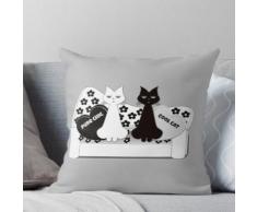 Schwarzweiss-Katzen auf einem Fünfzigerjahre Art-Weinlese-Sofa Kissen
