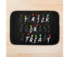 Halloween Süßes oder Saures in Stranger Things Theme mit Weihnachtsbeleuchtung Badematte