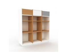 Holzregal Weiß - Skandinavisches Regal aus Holz: Schubladen in Eiche - 118 x 124 x 35 cm, Personalisierbar