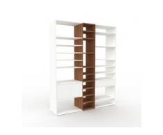 Bücherregal Weiß - Modernes Regal für Bücher: Schubladen in Weiß & Türen in Weiß - 190 x 233 x 47 cm, konfigurierbar