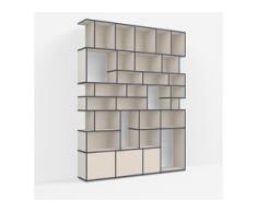 Individualisierbares Bücherregal aus Spanplatte in Beige. Moderne Designer-Möbel nach Maß.