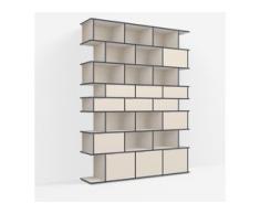 Individualisierbares Bücherregal aus Spanplatte in Beige. Moderne Designer-Möbel nach Maß.