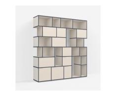 Individualisierbares Bücherregal aus Spanplatte in Beige. Moderne Designer-Möbel nach Maß.