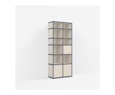Individualisierbares Bücherregal aus Spanplatte in Beige. Moderne Designer-Möbel nach Maß.