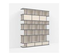 Individualisierbares Bücherregal aus Spanplatte in Beige. Moderne Designer-Möbel nach Maß.