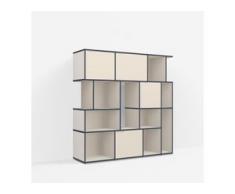 Individualisierbares Bücherregal aus Spanplatte in Beige. Moderne Designer-Möbel nach Maß.
