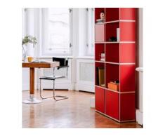 Individualisierbares Bücherregal aus Spanplatte in Reinrot. Moderne Designer-Möbel nach Maß.